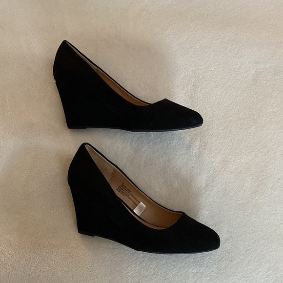 Black Wedge Pumps - Picture 2 of 4